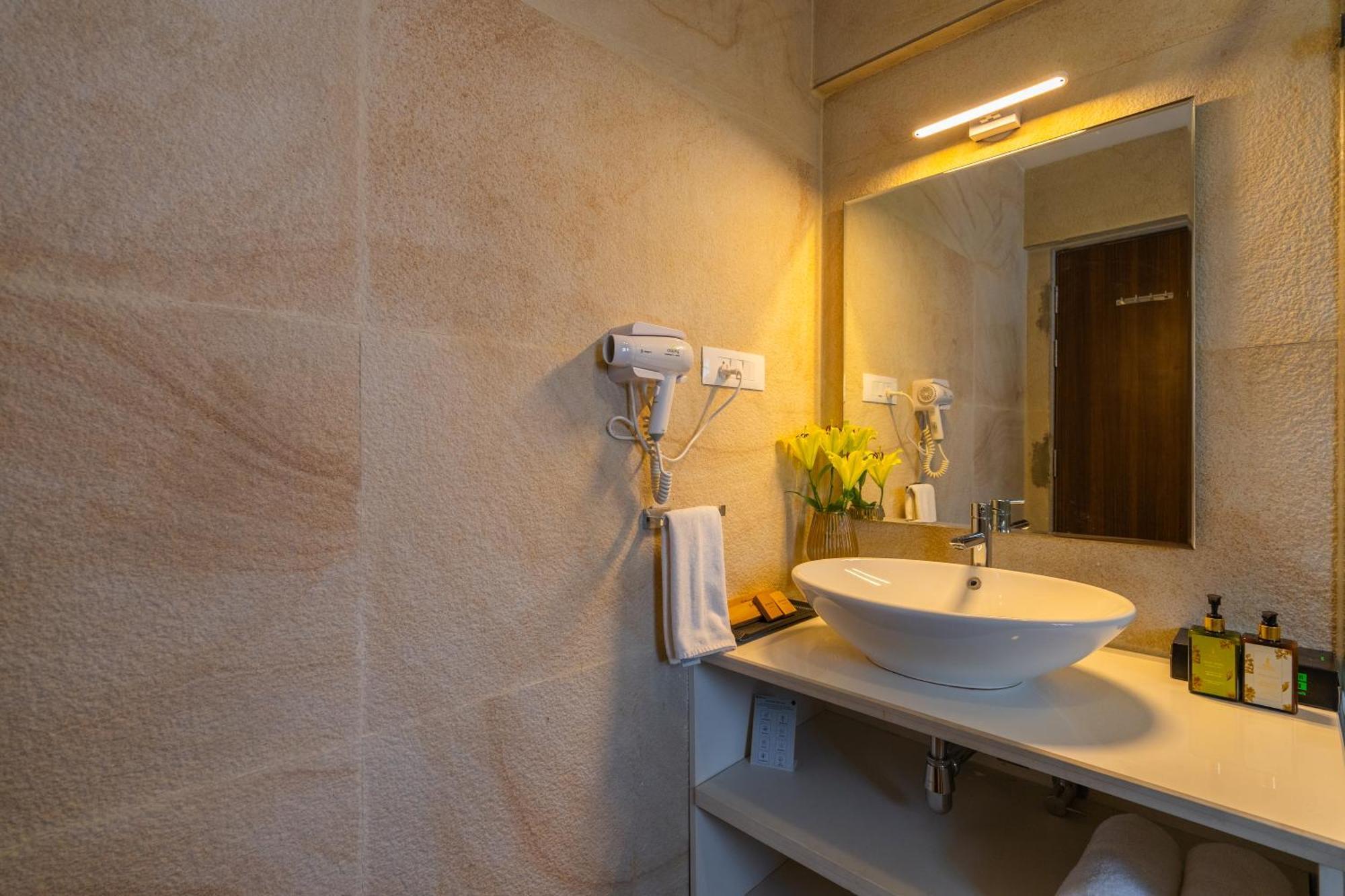Elivaas 3 Bhk Pvt Pool & Bar - Villa Valerie Oxel Exterior photo